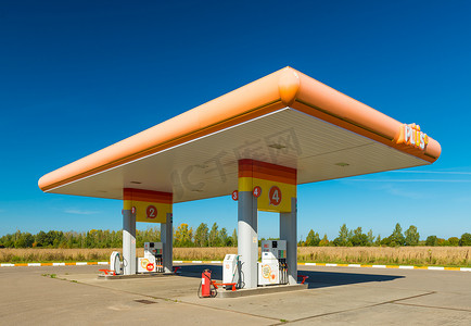 2018网络摄影照片_伊万诺沃 — 2018 年 9 月，俄罗斯：高速公路附近的加油站“PLUS”