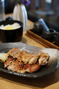 日本料理，木质背景的鸡肉照烧饭