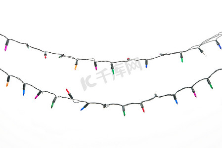 圣诞led灯串摄影照片_白色背景上的串有线灯泡。