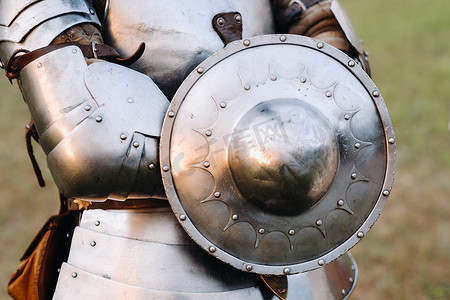 防御盾牌摄影照片_古代骑士盔甲的古老盾牌。中世纪的概念。金属质感