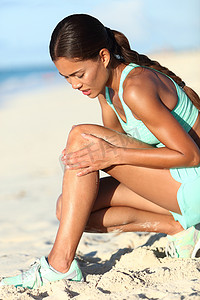 跑步者腿部受伤 — 膝盖疼痛的亚洲跑步女性
