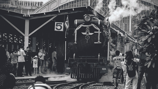 泰国国家铁路成立 119 周年的蒸汽火车