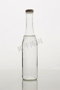 饮料简约背景摄影照片_优雅的简约瓶装水