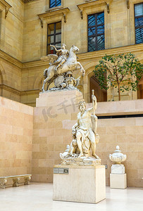 法国巴黎卢浮宫摄影照片_巴黎/法国 — 2019年4月4日。法国巴黎卢浮宫博物馆内Cour Marly房间的古代雕塑