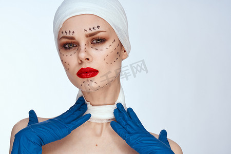 女性年轻化面部注射整容手术浅色背景的肖像