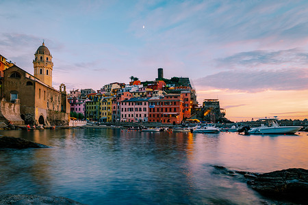 意大利五渔村 Vernazza 风景如画的沿海村庄。