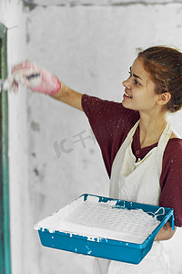 女画家在白色围裙家庭装修室内