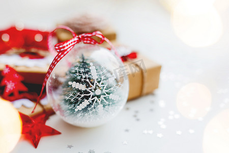 圣诞节和新年背景与雪花装饰球、礼物和圣诞树装饰。