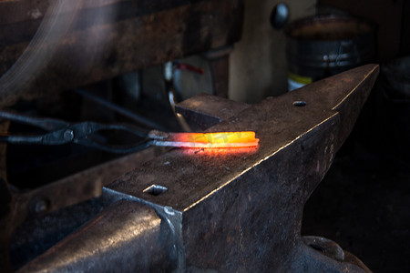 大马士革摄影照片_铁匠铺里的煤火和烧红的钢铁