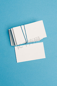 名片样机蓝色摄影照片_桌子模型复制空间上的白色名片