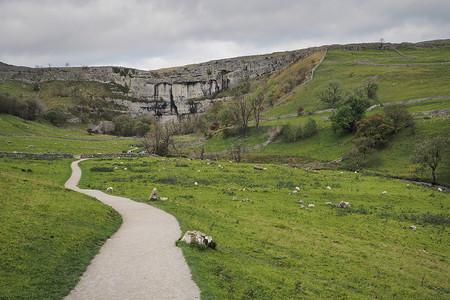 沿马勒姆贝克 (Malham Beck) 路线前往约克郡谷地马勒姆湾 (Malham Cove) 石灰石路面