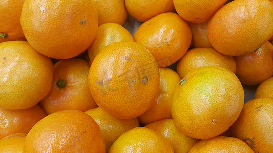 鲜橙子在超市出售，一堆橙子在市场上卖质感