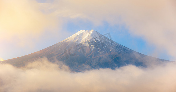 富士摄影照片_早晨，山名富士吉田的富士山在薄雾和云彩中
