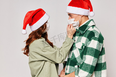 戴医用口罩的男女护理保护新年假期