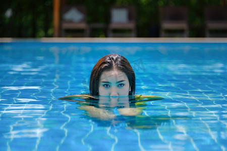水池放松的美丽的东南亚妇女。