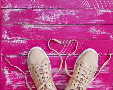 女式粉色运动鞋，无绑带