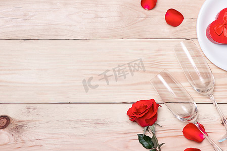 婚礼、情人节、生日或庆祝活动背景与红色礼品盒和玫瑰。