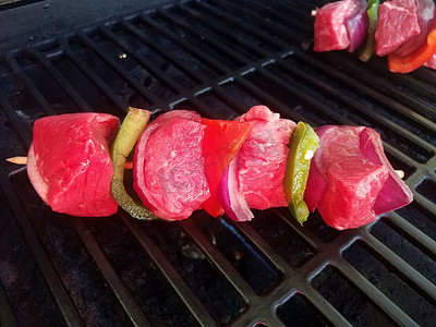 烤肉上的红肉牛肉和青椒