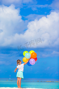 蓝色可爱风摄影照片_可爱的小女孩在海滩玩气球