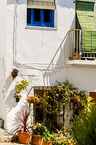 美丽，风景如画的街道，狭窄的道路，建筑物的白色外墙，西班牙建筑