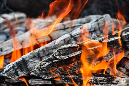 红色火焰摄影照片_燃烧的木头的火焰和热煤