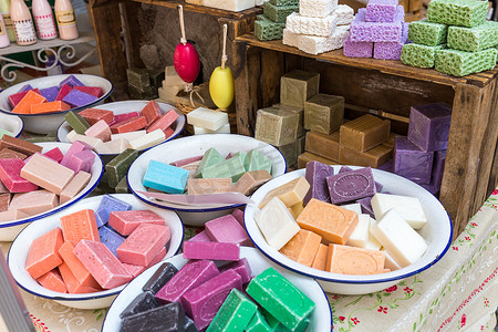 意大利帕尔马城市周日市场柜台上的天然肥皂