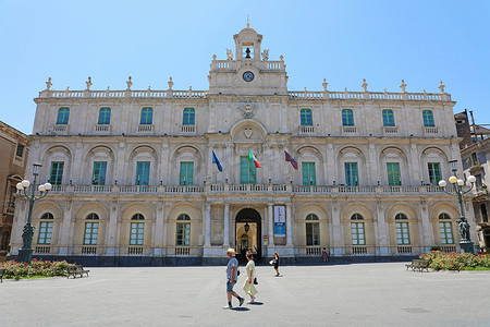 西西里岛卡塔尼亚 — 2019 年 6 月 19 日：西西里岛最古老大学的历史建筑，人们在这里散步。