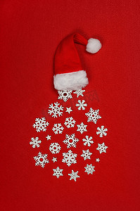 圣诞装饰雪花摄影照片_雪花圣诞装饰和圣诞老人​​帽子