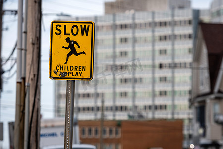 街道上缓慢的儿童警告标志