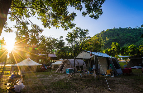 露营和帐篷在自然公园与日出