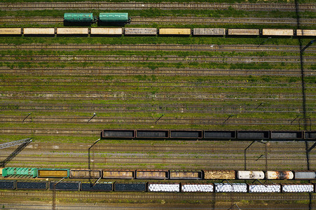 火车和汽车摄影照片_铁路轨道和汽车的空中摄影 汽车和铁路的顶视图 明斯克 白俄罗斯