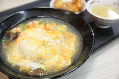 辣白菜炒饭摄影照片_炒饭, 日式炒饭加鸡蛋和海鲜汤