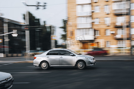 乌克兰，基辅- 2021年7月16日：银色丰田卡罗拉汽车在街上行驶。