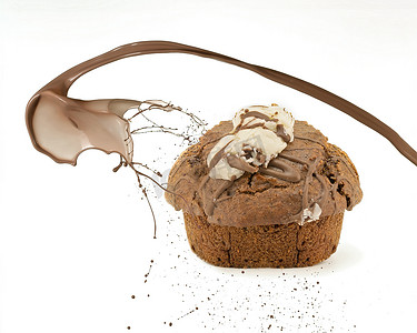 面粉飞溅摄影照片_巧克力松饼与巧克力飞溅