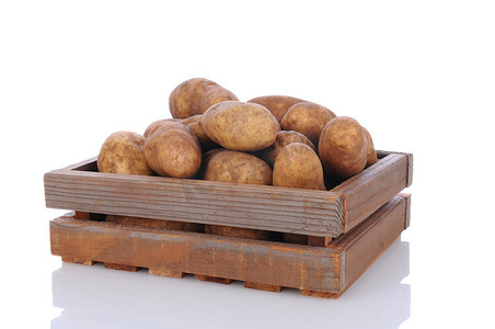 装满土豆的木箱