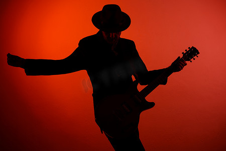 红色背景上吉他手的剪影。