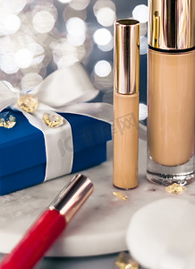 假日化妆基础底座、遮瑕膏和蓝色礼盒、豪华化妆品礼物和美容品牌设计的空白标签产品