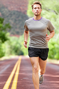 越野跑步摄影照片_在路上跑步的人 — 运动和健身跑步者