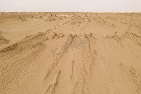 土地侵蚀摄影照片_干旱土地具有侵蚀地形、地貌背景。