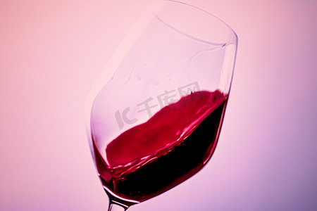 儿童天安门摄影照片_水晶杯中的优质红酒、酒精饮料和豪华开胃酒、酿酒和葡萄栽培产品