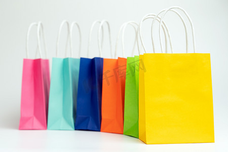 五颜六色的购物袋排成一排