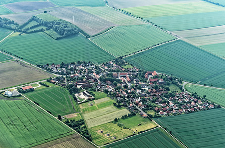 900摄影照片_从海拔 900 米的小型飞机上俯瞰德国萨尔茨吉特乡村郊区的鸟瞰图