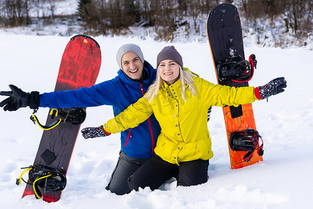 一家人寒假在滑雪场玩雪