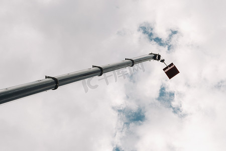 起重机维修摄影照片_在汽车起重机的天空摇篮中高高举起。