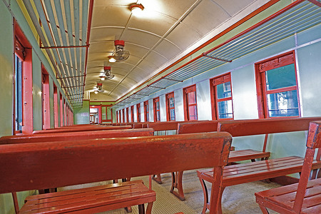 历史悠久的老式火车，配有复古木制乘客椅，林
