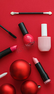 圣诞派礼摄影照片_用于美容品牌圣诞促销的化妆品和化妆品产品套装，豪华红色平面背景作为假日设计