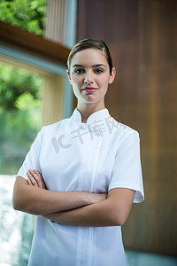 自信的女按摩师双臂交叉站立的肖像