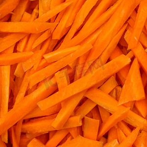 粗切碎的橙色胡萝卜。