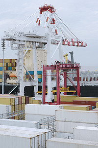 大型港口起重机在货船上装载集装箱