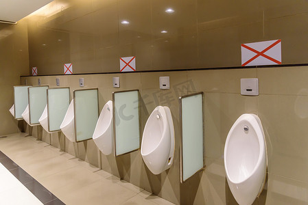 厕所内的社交距离/夜壶上的十字标志以保持社交距离